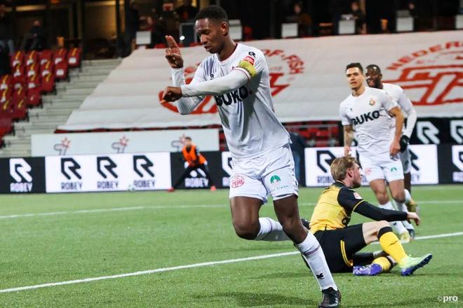 着其队友的 着其队友的