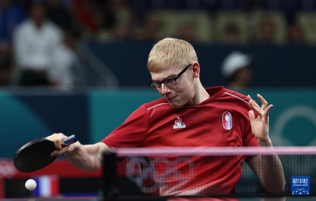 郑钦文在发 郑钦文在发